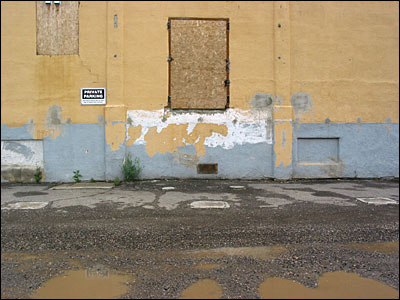 Lane behind 9th Avenue and 14th Street Southeast, Calgary. 09 July 2002. Copyright © 2002 Grant Hutchinson